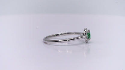 Anillo oro blanco con esmeralda natural y halo de diamantes naturales - ANB078