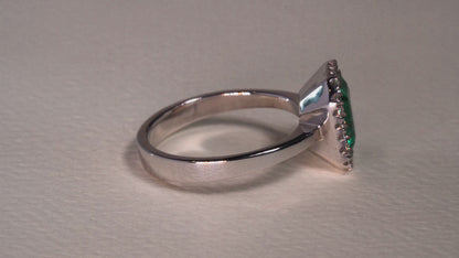 Anillo cluster oro blanco con esmeralda y diamantes naturales - ANB062