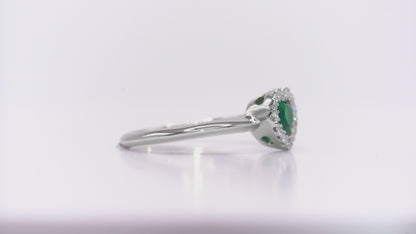 Anillo cluster oro blanco con esmeralda natural  y diamantes naturales - ANB077