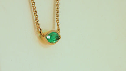 Dije con cadena oro amarillo con esmeralda natural - DOA059